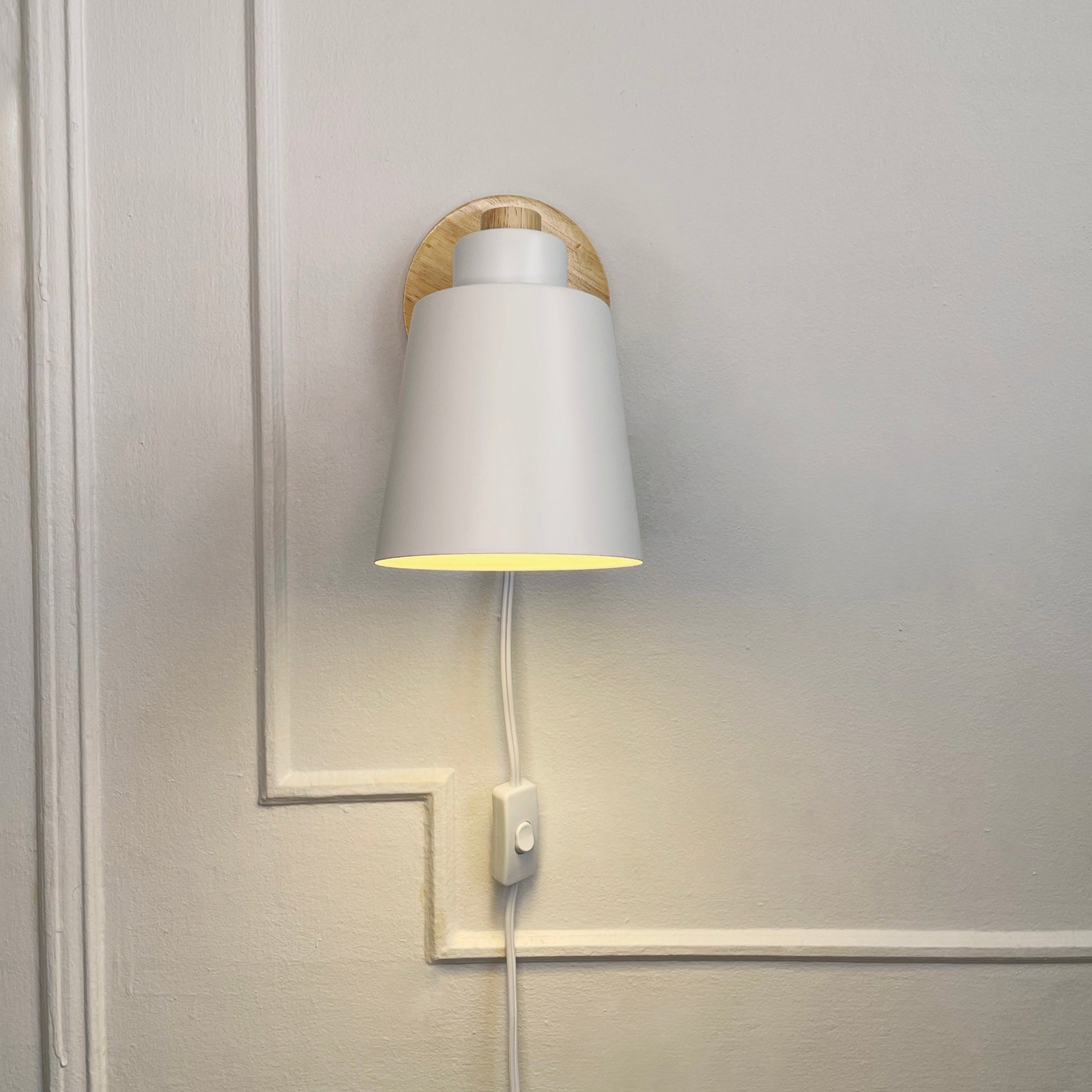 Nordura Leeslamp met Stekker – Verstelbare Kap en Houten Wandplaat