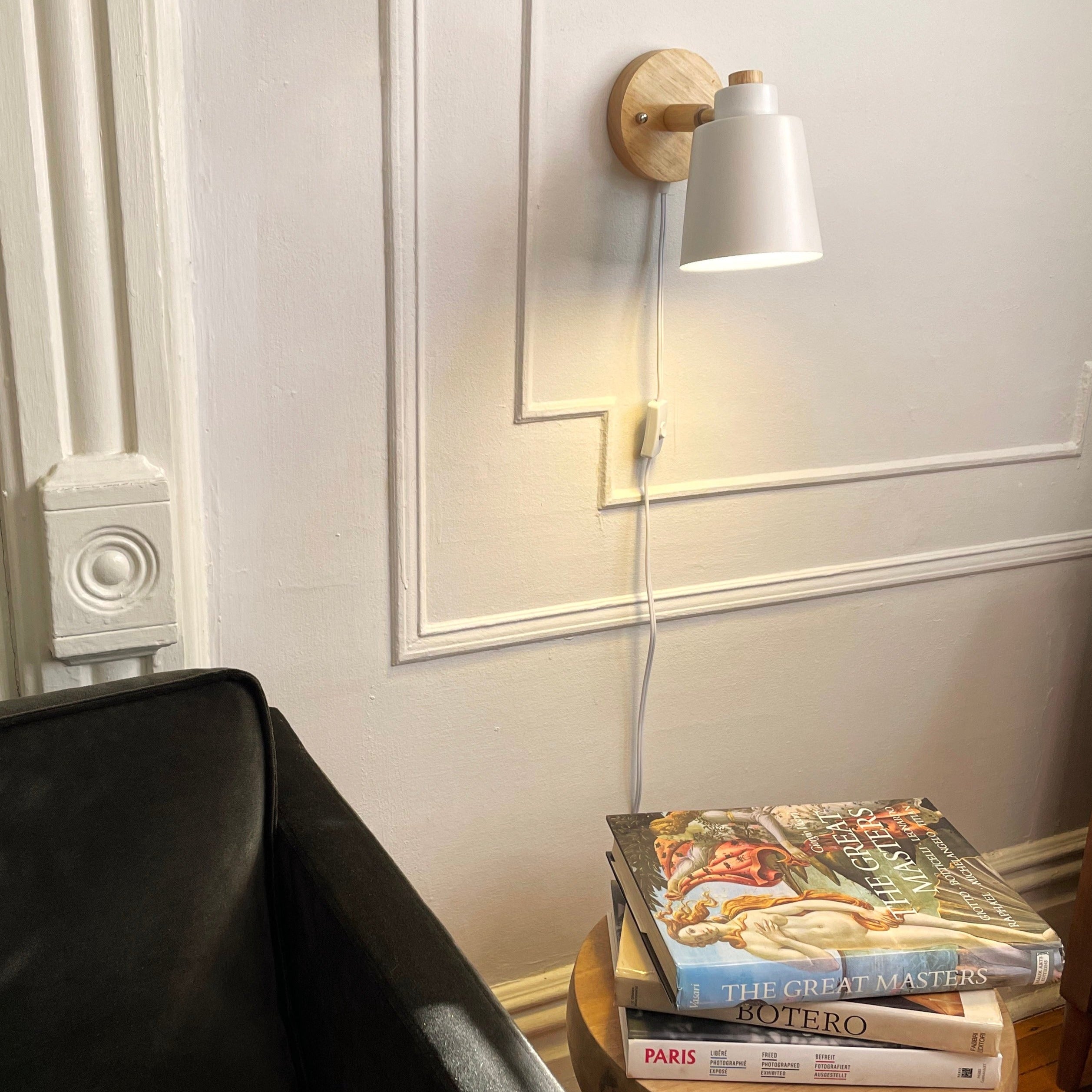 Nordura Leeslamp met Stekker – Verstelbare Kap en Houten Wandplaat