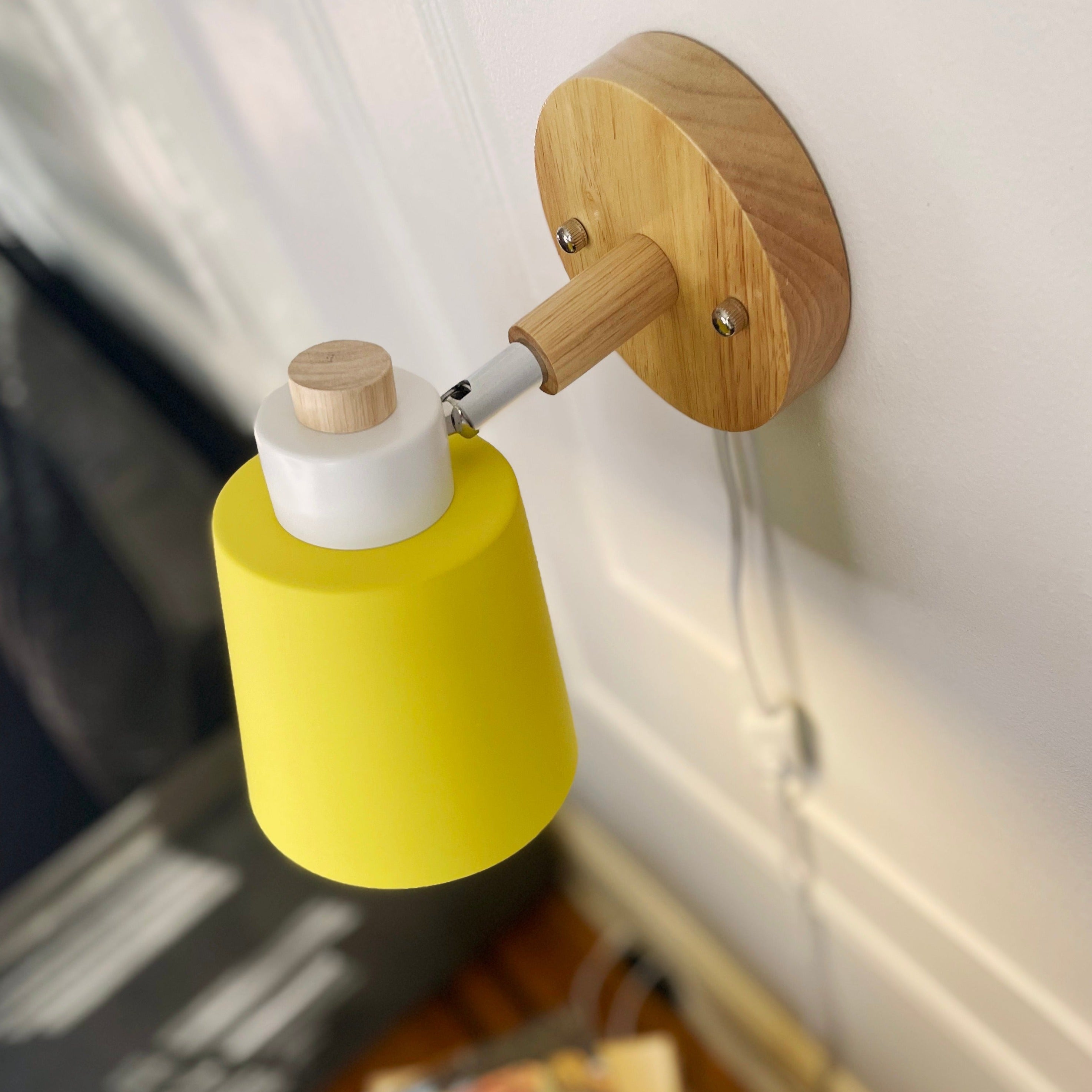 Nordura Leeslamp met Stekker – Verstelbare Kap en Houten Wandplaat