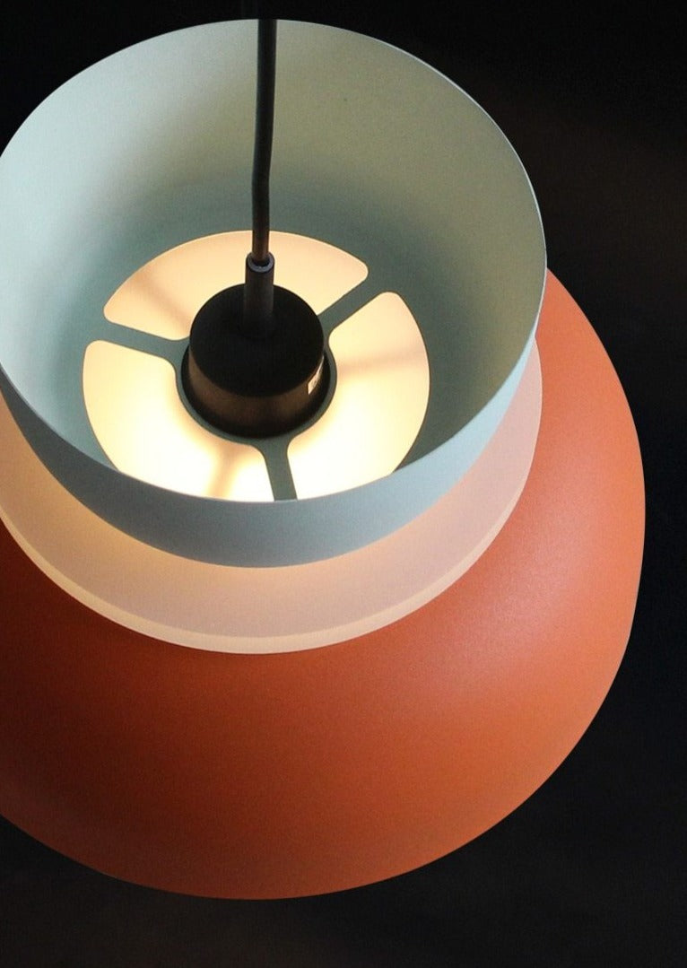 Lámpara colgante Lunora Saturn Halo – Aluminio moderno con acento colorido