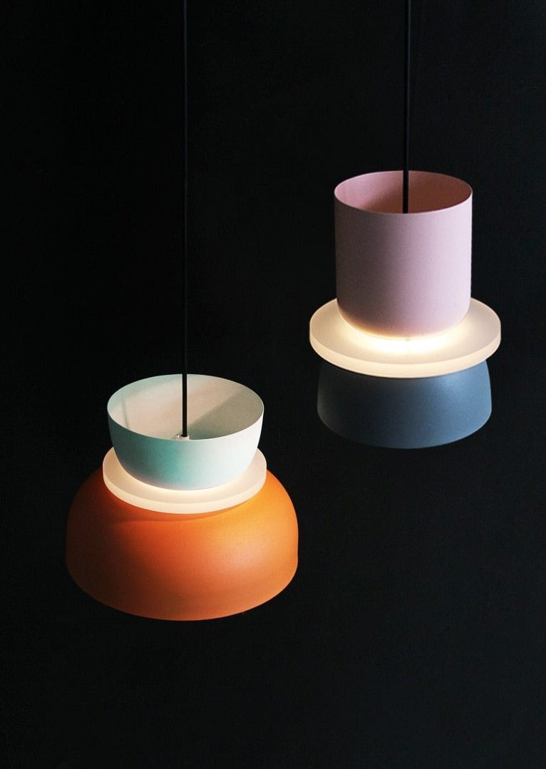Lámpara colgante Lunora Saturn Halo – Aluminio moderno con acento colorido