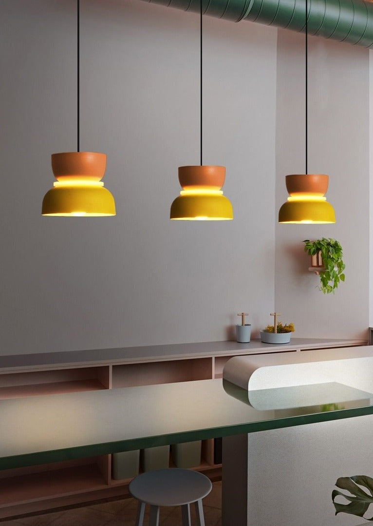 Lámpara colgante Lunora Saturn Halo – Aluminio moderno con acento colorido