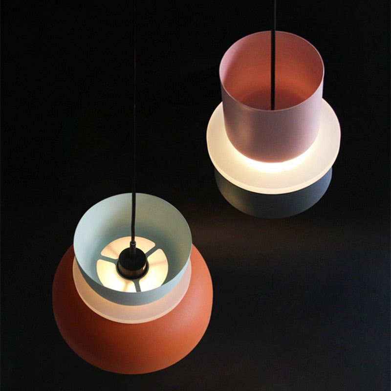 Lámpara colgante Lunora Saturn Halo – Aluminio moderno con acento colorido