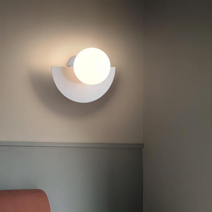 Lámpara de pared Arctiq – Diseño escandinavo hemisférico con iluminación LED integrada cálida