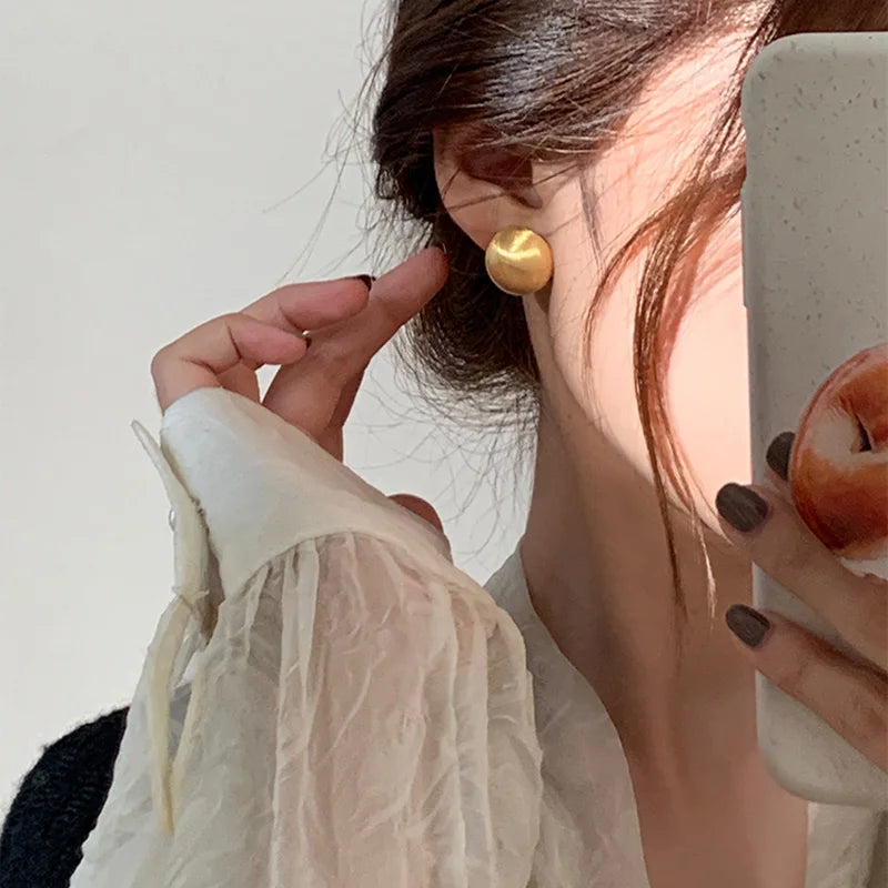 Velmira Semicercle Arracades – Arracades de metall raspallat color plata, lleugeres i d'elegància moderna