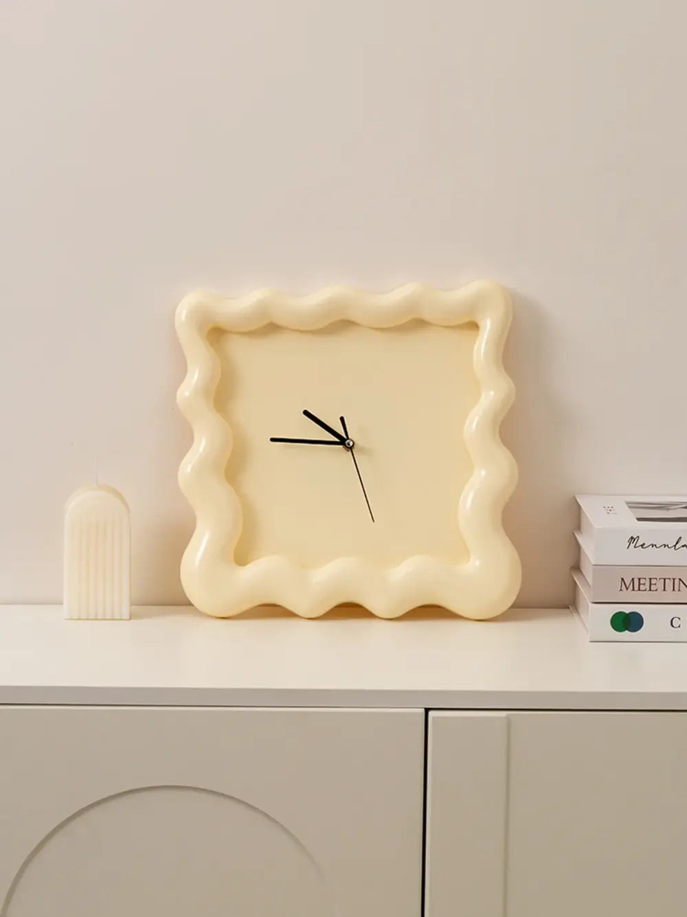 SweetHour | Biscuitvormige wandklok – Crème, uniek ontwerp, moderne decoratieve klok 1