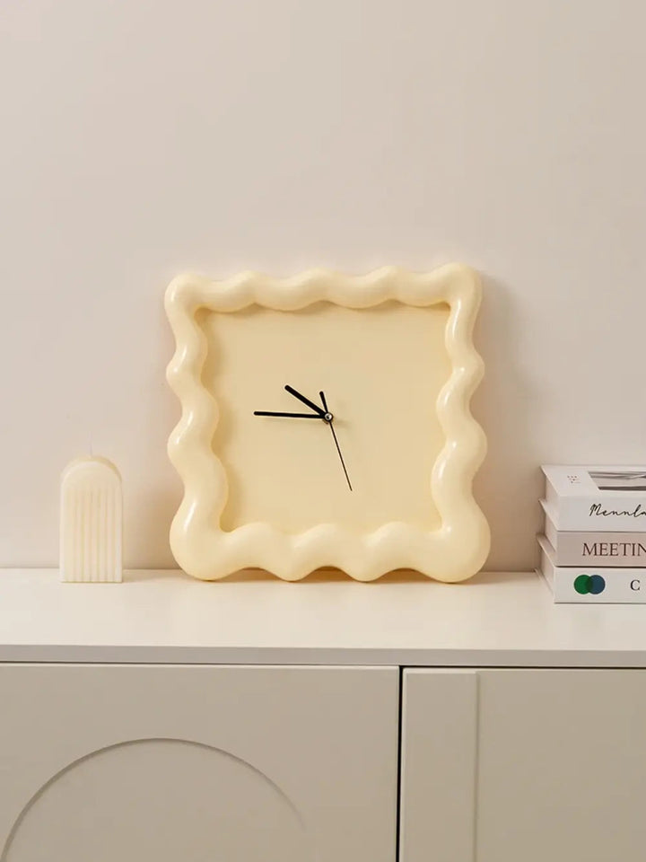 SweetHour | Biscuitvormige wandklok – Crème, uniek ontwerp, moderne decoratieve klok 1