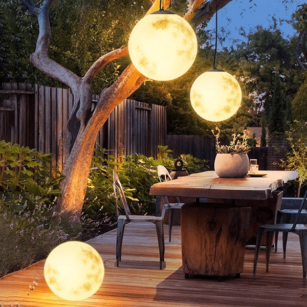 Tuinhanglamp in de vorm van een maan 2