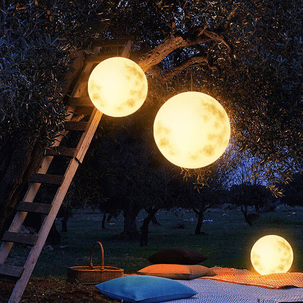 Tuinhanglamp in de vorm van een maan 3
