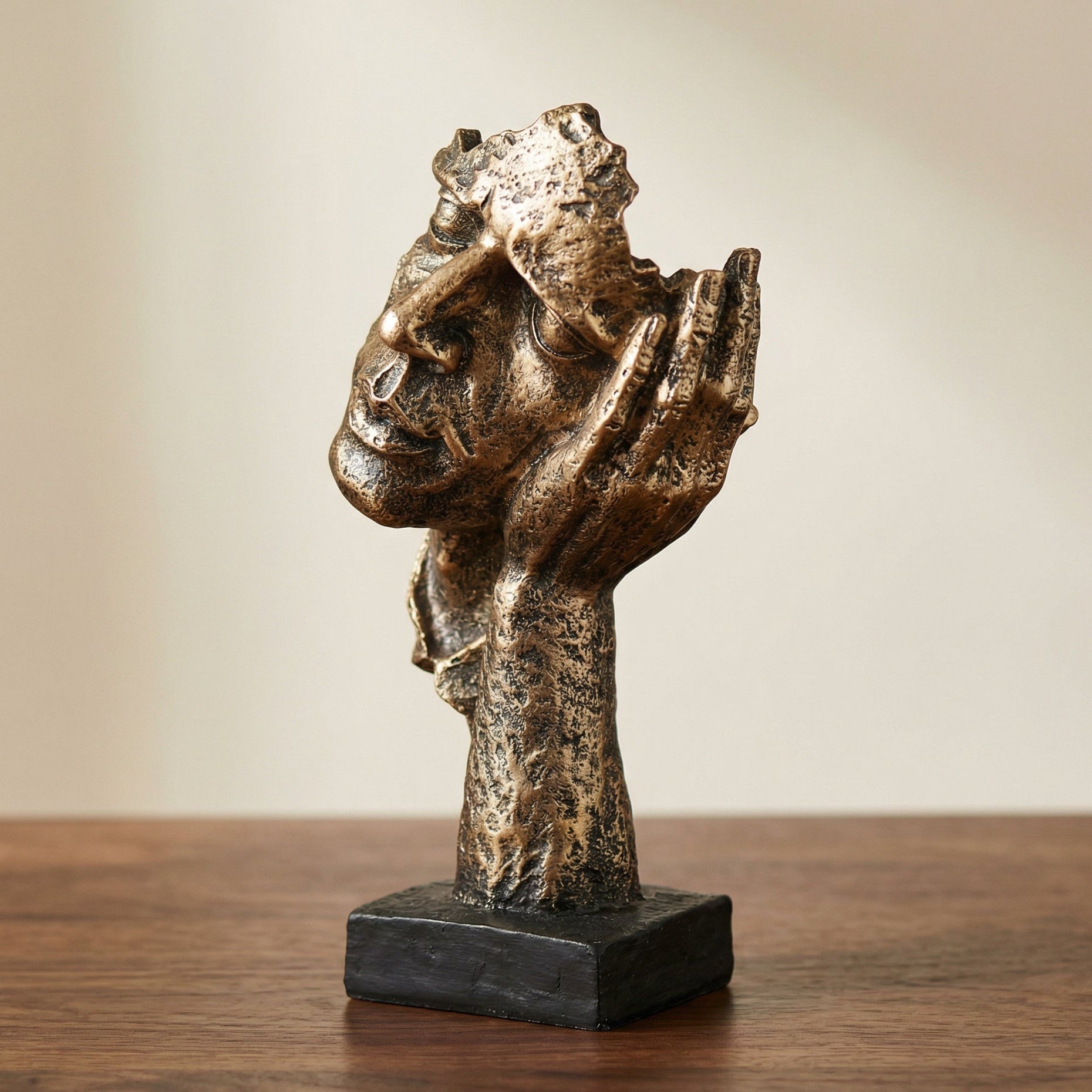 Abstracte Gouden Sculptuur – Moderne Scandinavische Decoratie met Artistieke Uitstraling Vestragear