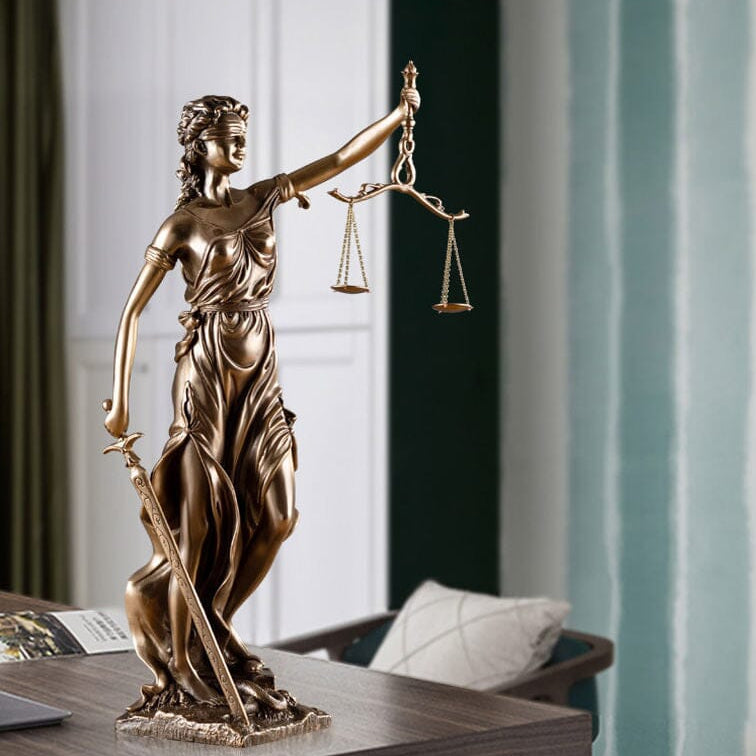 Veridica | Godin van Justitie-beeld – Elegante decoratieve sculptuur van Lady Justice 0