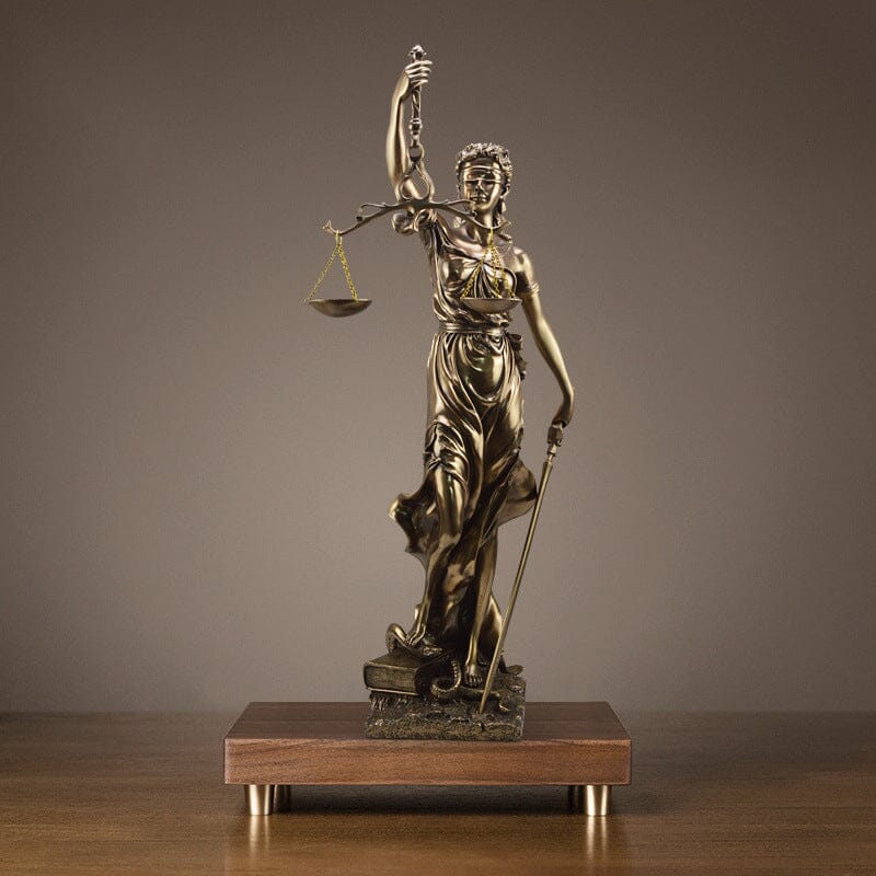 Veridica | Godin van Justitie-beeld – Elegante decoratieve sculptuur van Lady Justice 1
