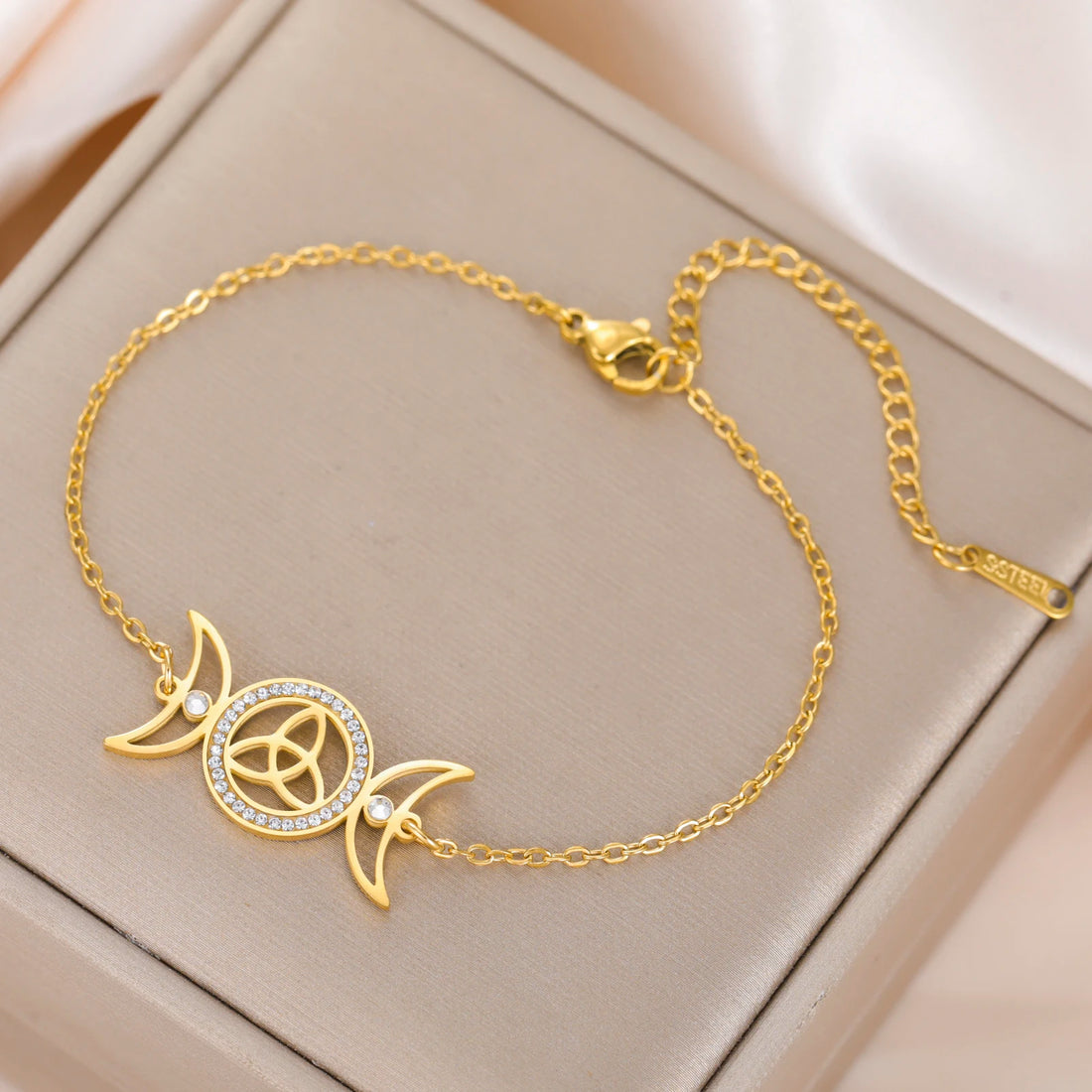 Zilverkleurige Armband Dames met Triple Moon Symbool en Keltische Knoop 0