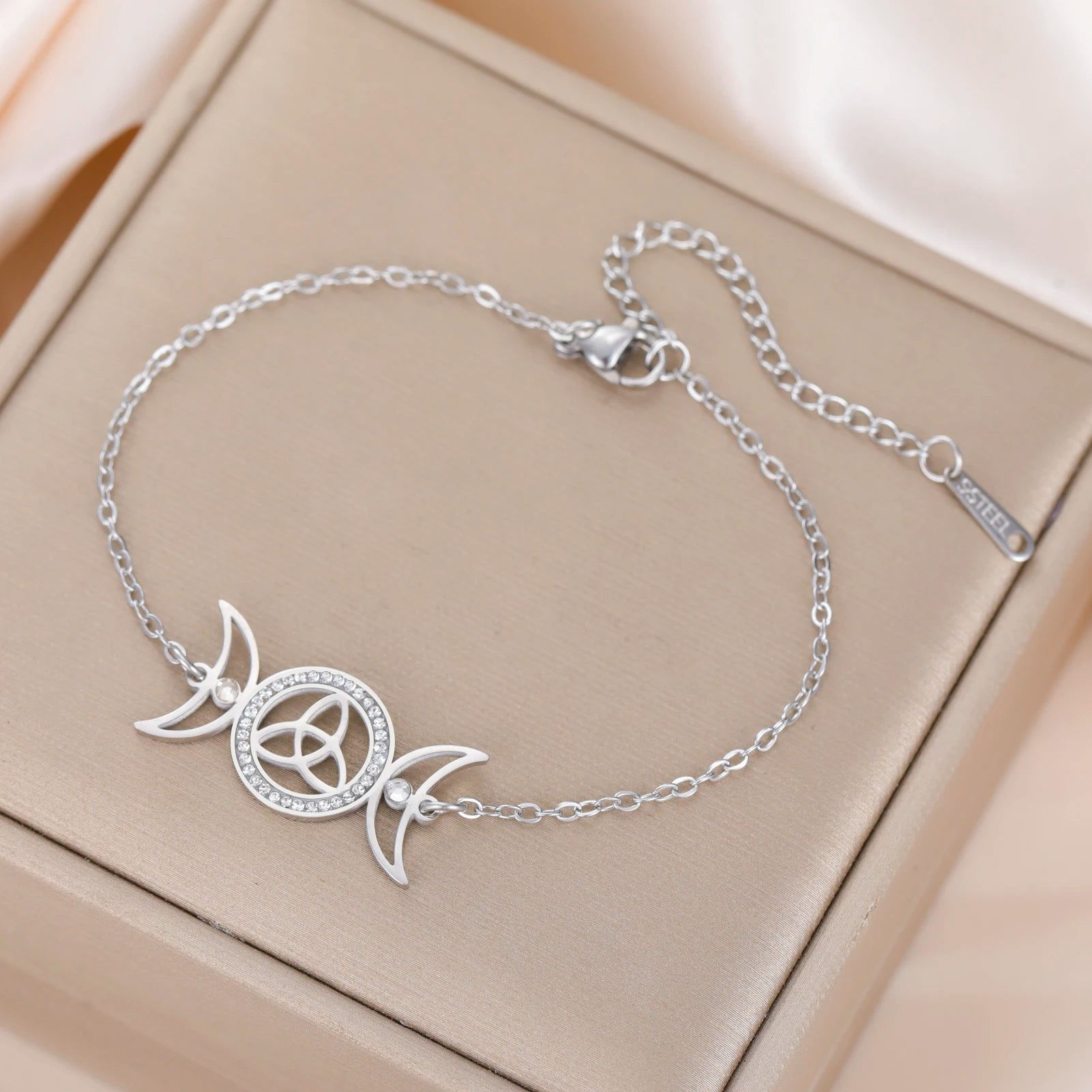 Zilverkleurige Armband Dames met Triple Moon Symbool en Keltische Knoop 1