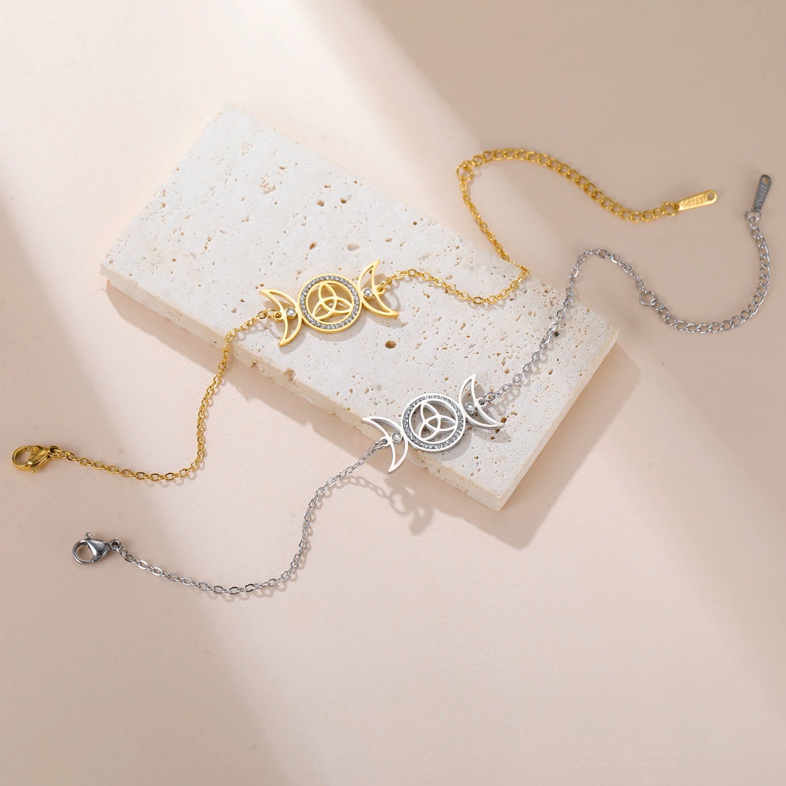 Zilverkleurige Armband Dames met Triple Moon Symbool en Keltische Knoop 2