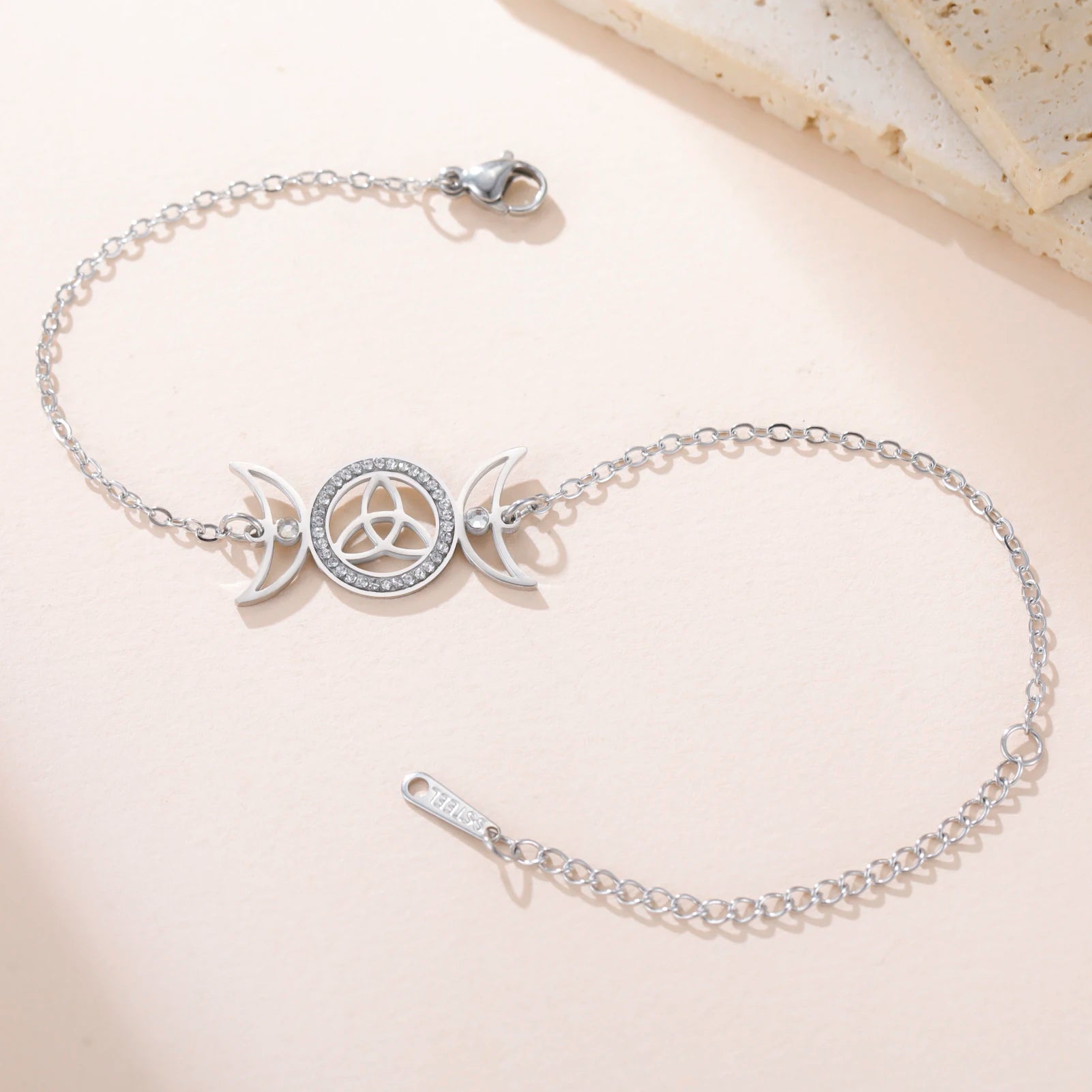 Zilverkleurige Armband Dames met Triple Moon Symbool en Keltische Knoop 3