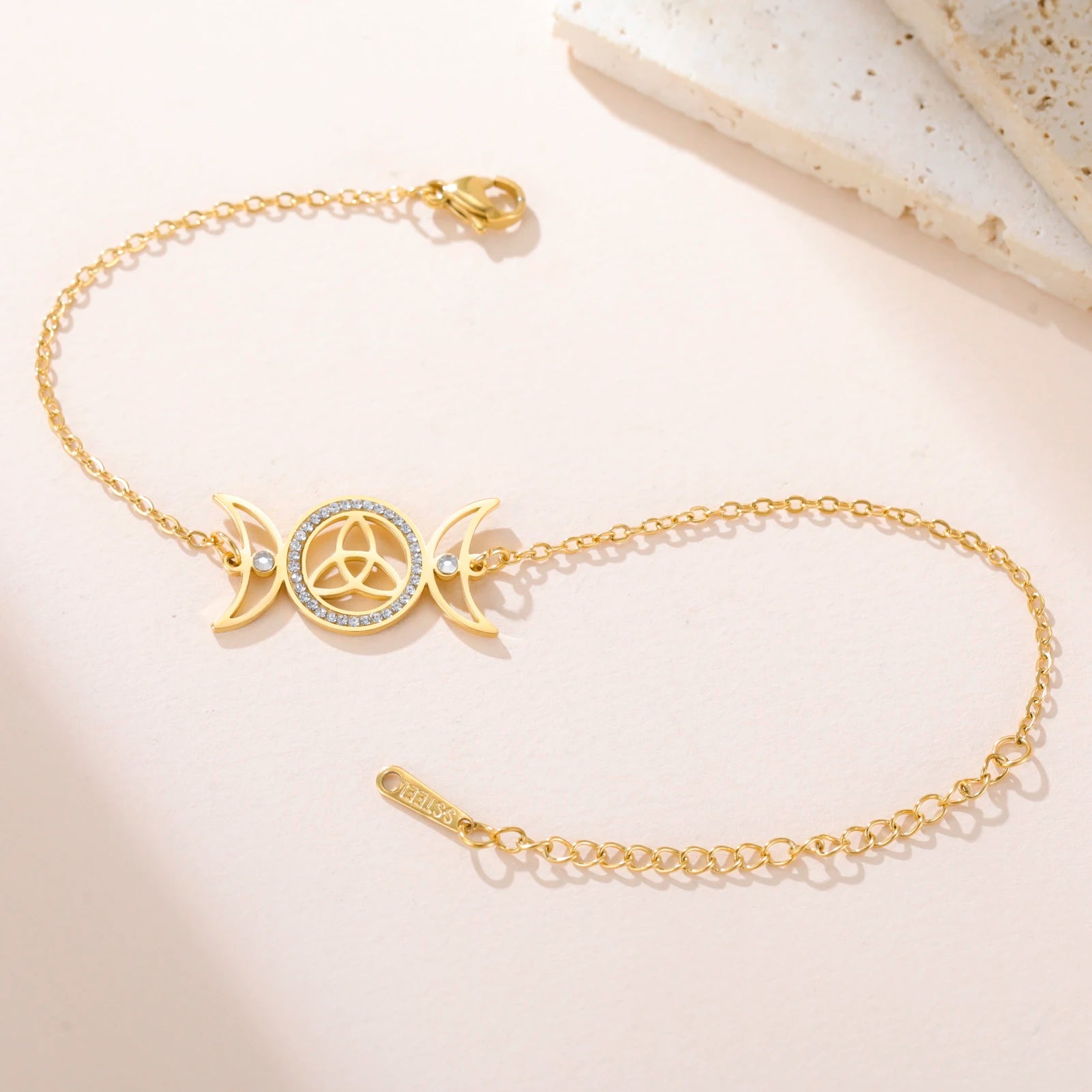Zilverkleurige Armband Dames met Triple Moon Symbool en Keltische Knoop 4