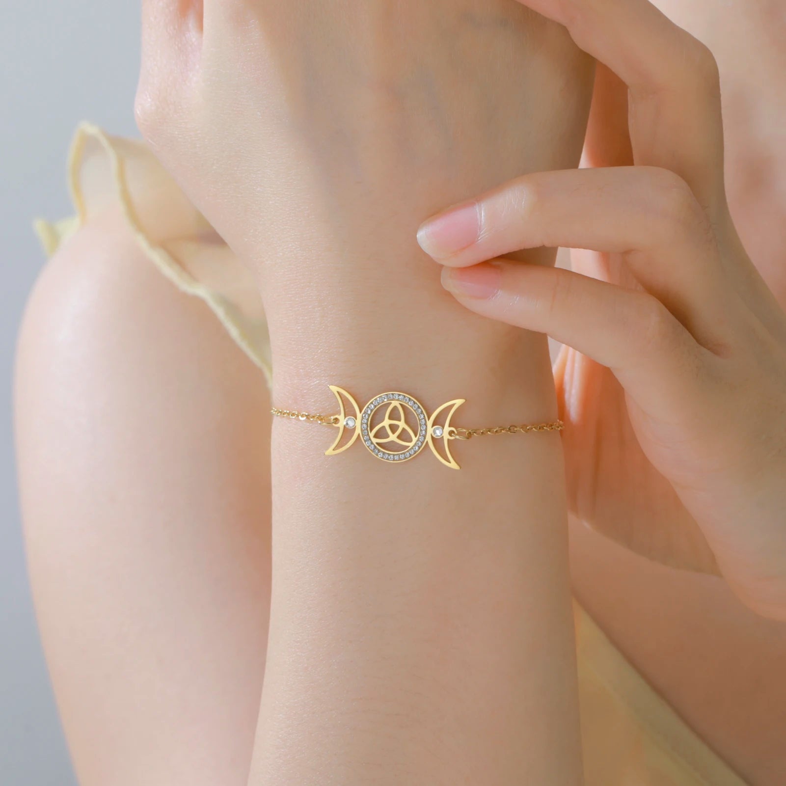 Zilverkleurige Armband Dames met Triple Moon Symbool en Keltische Knoop 5