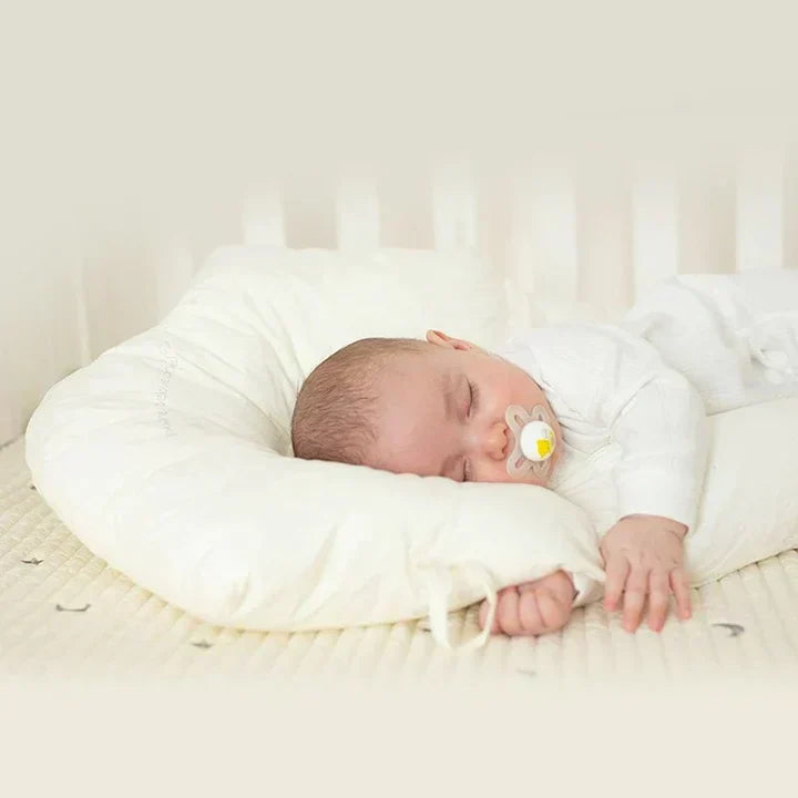 CuddlePure Almohada para bebé – Cojín antibacteriano con diseño ergonómico y tela suave