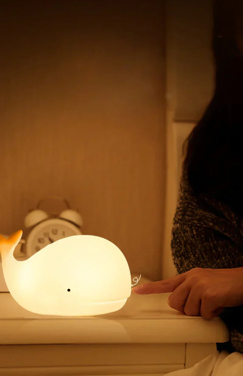 GlowWhale Lámpara Nocturna – Suave Silicona, Control Táctil y Luz de Colores Relajante