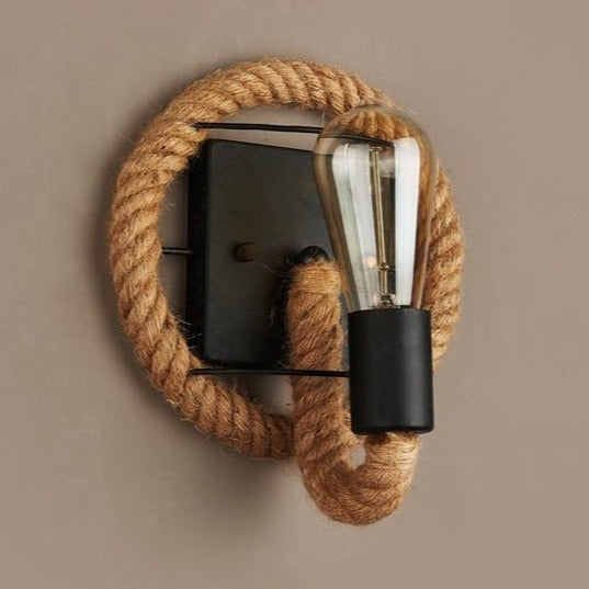 IronWeave – Lámpara de Pared de Cuerda Vintage – Iluminación Industrial Retro